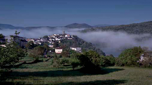 Nieblas de un amanecer de un día de anticiclón en Viana do Bolo
